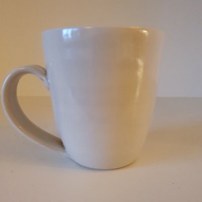 Handgjord keramikmugg med öra